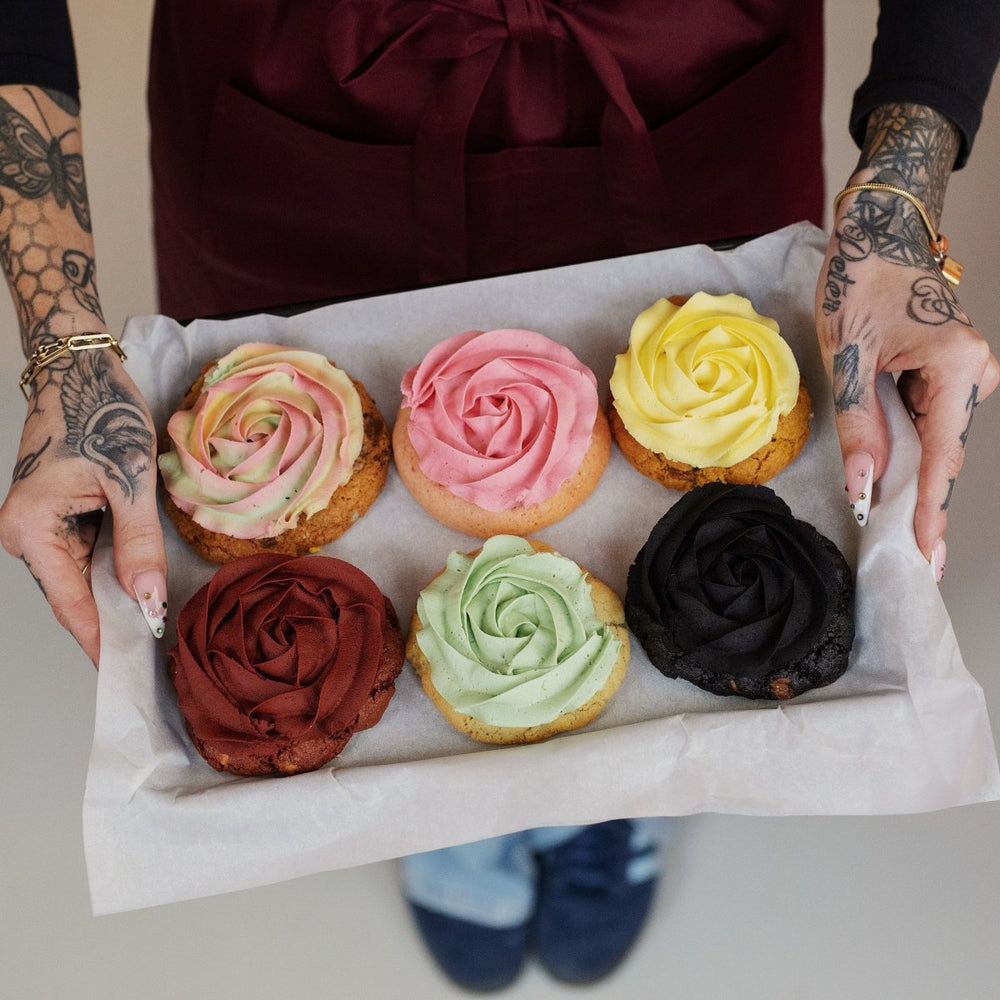 
                  
                    Laad afbeelding, COFFEELICIOUS X JESSIE MAYA: COPY CAT CRUMBLBOX - Coffeelicious Bakery
                  
                