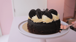 
                  
                    Laad afbeelding, OREO CHOCOLATE FUDGE CAKE - Coffeelicious Bakery
                  
                
